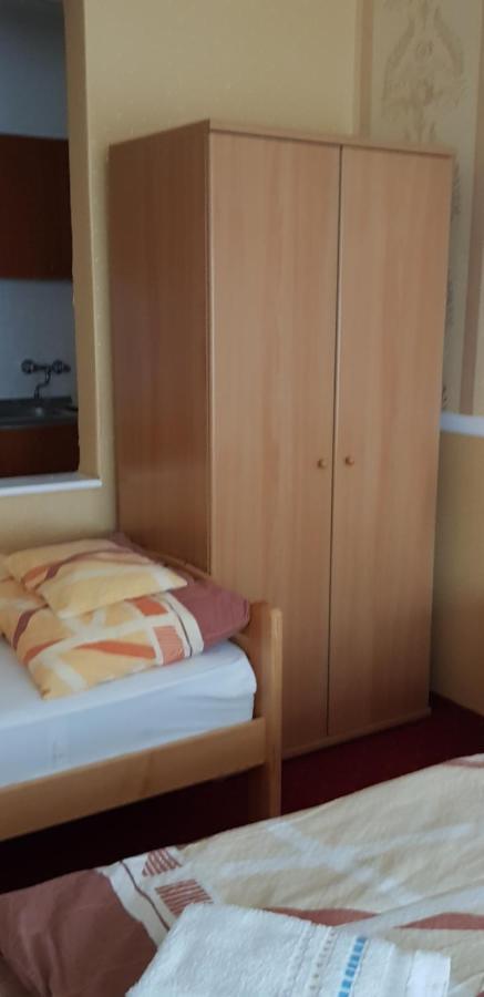 Bed and Breakfast Kálmán Panzió Szeged Exterior foto