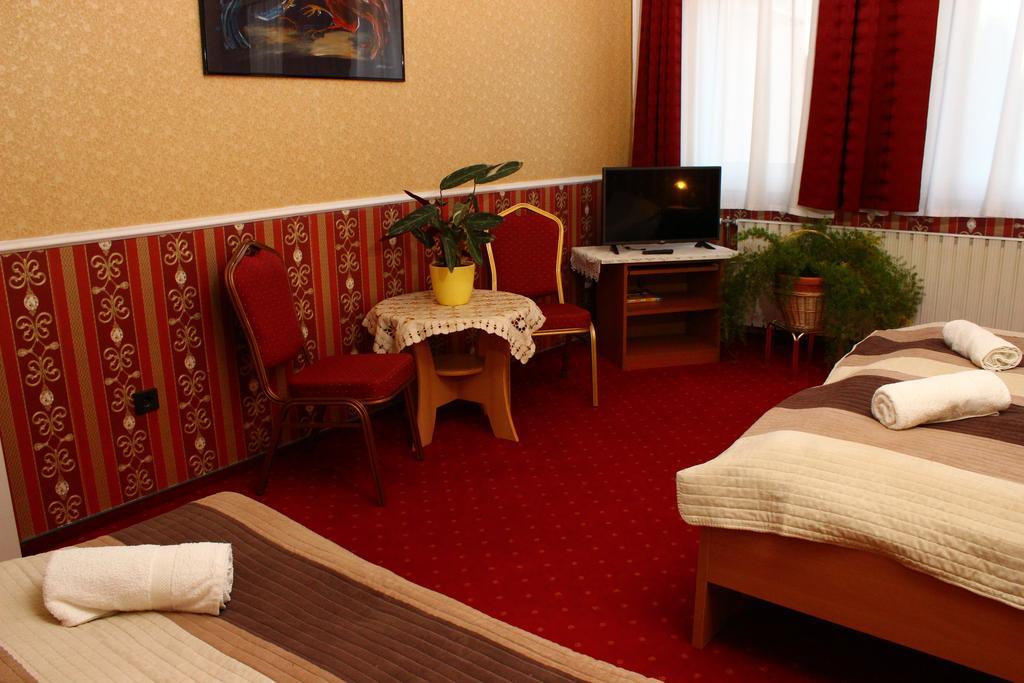 Bed and Breakfast Kálmán Panzió Szeged Exterior foto