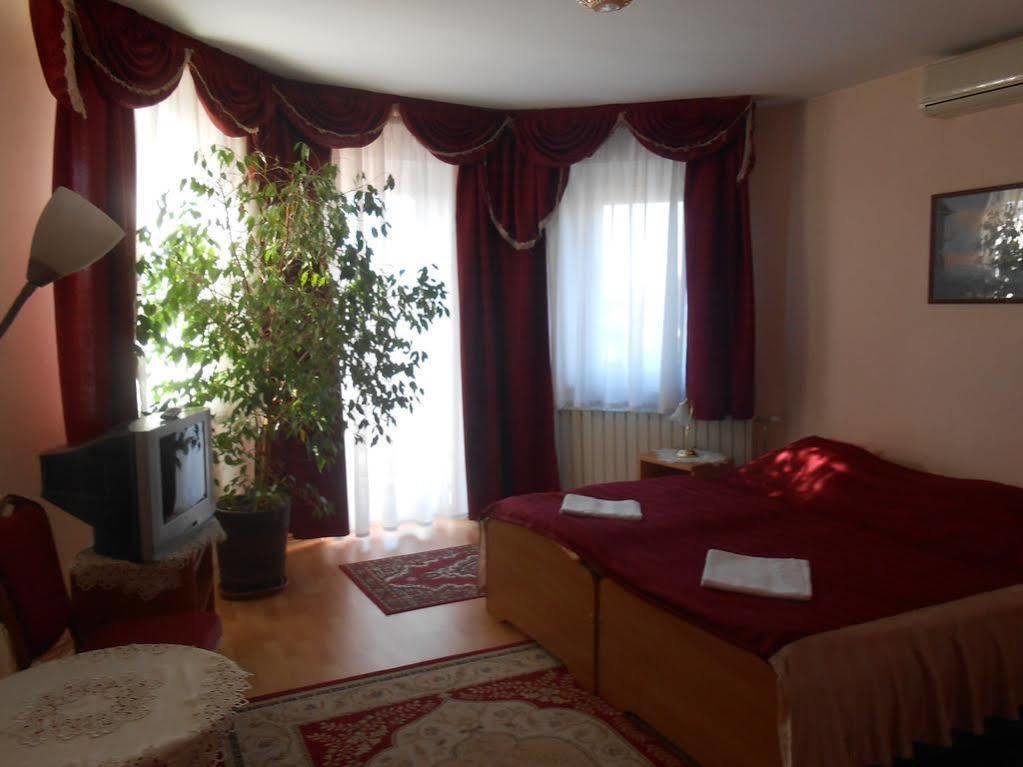 Bed and Breakfast Kálmán Panzió Szeged Exterior foto
